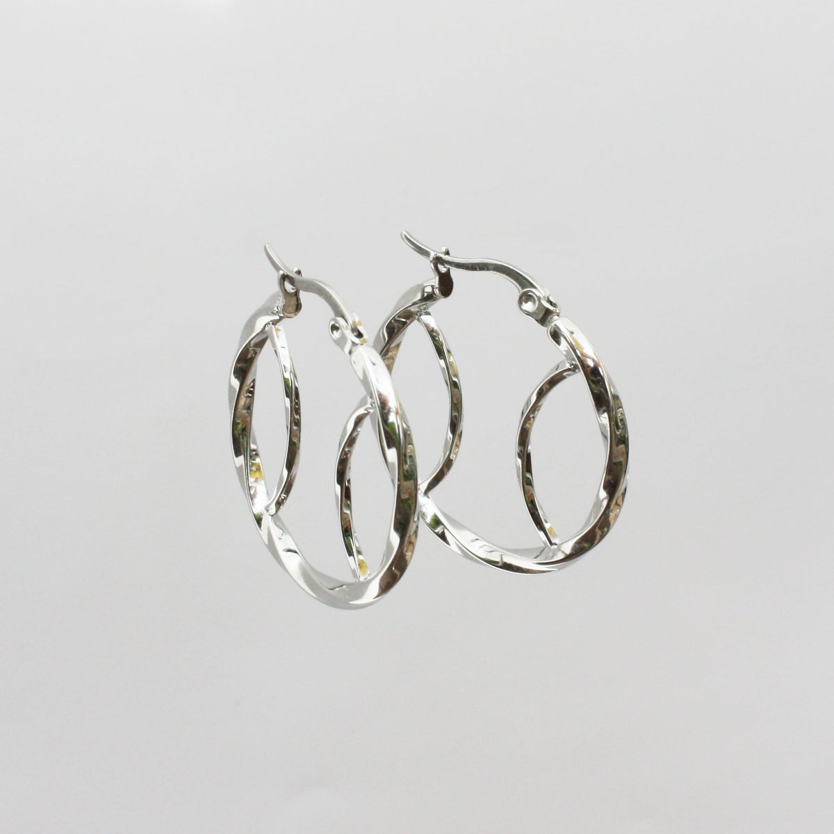 Silver twisted hoop earrings with tennis jewelry design, perfect tennis accessoire for tennisfan women, LINE Chaser style.