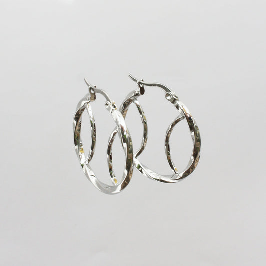 Silver twisted hoop earrings with tennis jewelry design, perfect tennis accessoire for tennisfan women, LINE Chaser style.